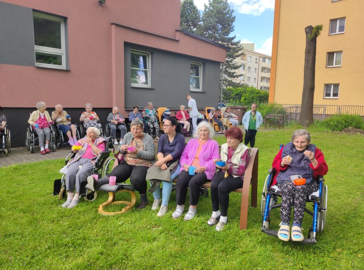 Smažení vaječiny v Centru sociálních služeb Domus