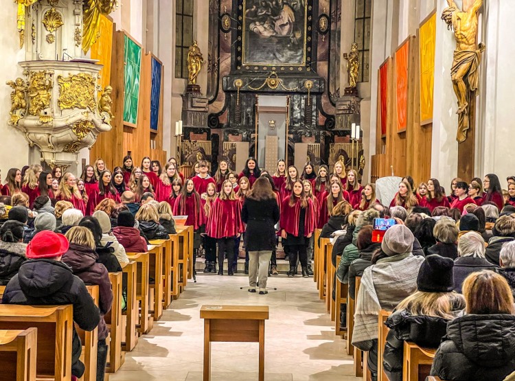 Novoroční koncert sboru Carmína na podporu Domácího hospice Ledax už se chystá