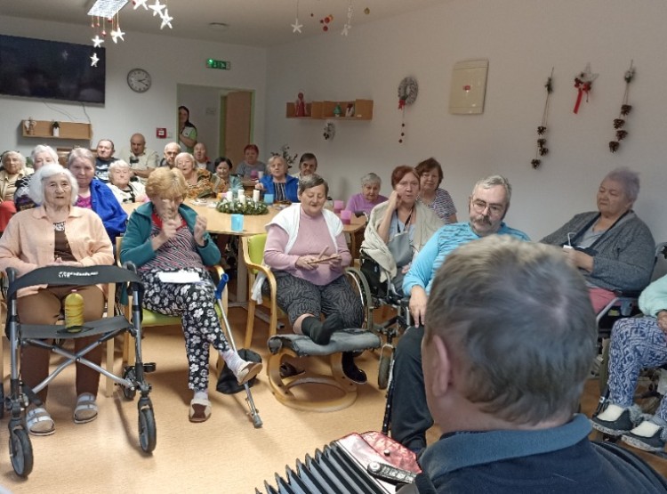 Vystoupení harmonikáře a studentů ZUŠ Ostrava Zábřeh v Centru sociálních služeb Domus