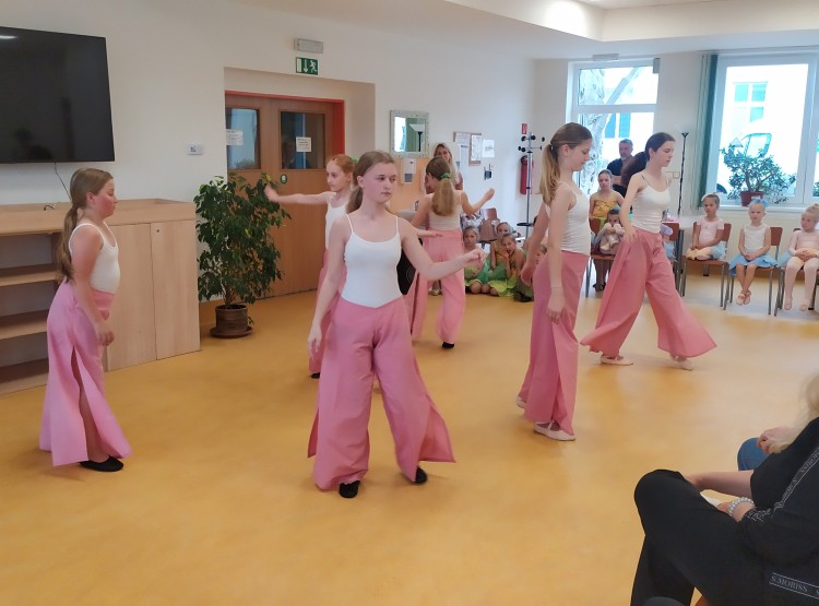 Vystoupení dětí z baletní školy paní Šejbové v Domově pro seniory Vysoké Mýto