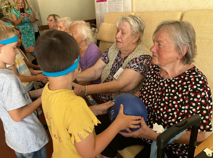 Návštěva dětí z MŠ Pod Smrkem v Domově pro seniory Vysoké Mýto
