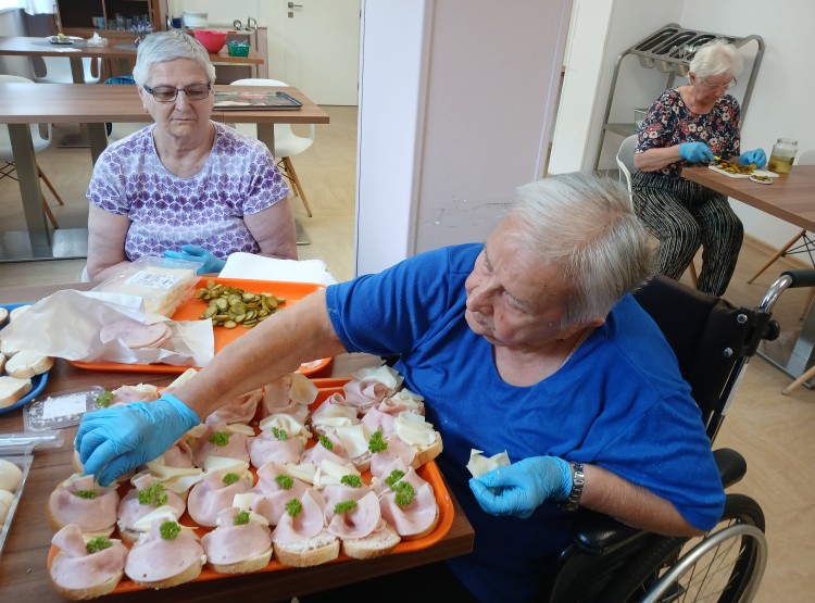 Příprava chlebíčků na odpolední oslavu narozenin v Centru sociálních služeb Emausy