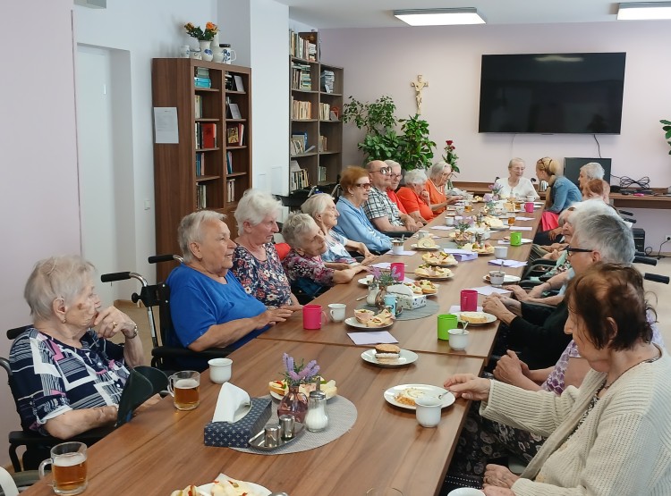 Oslava narozenin paní Stáni Tlčimukové v Centru sociálních služeb Emausy