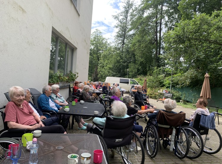 Setkání s harmonikou v Centru sociálních služeb Emausy