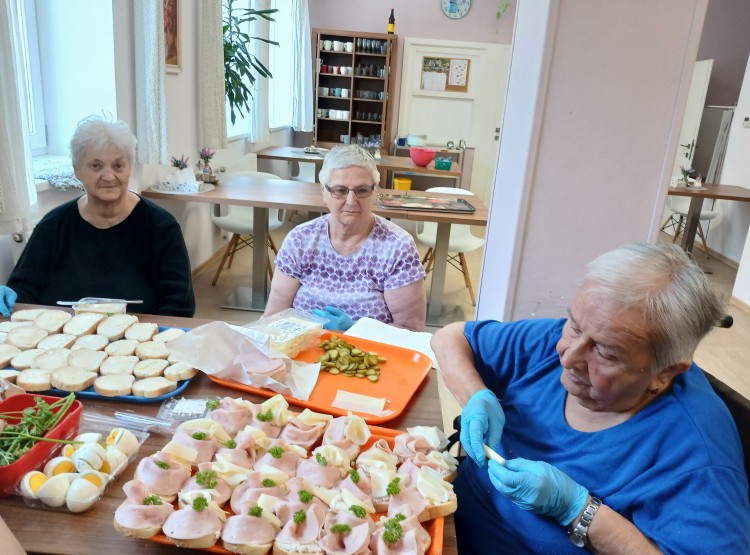 Příprava chlebíčků na odpolední oslavu narozenin v Centru sociálních služeb Emausy