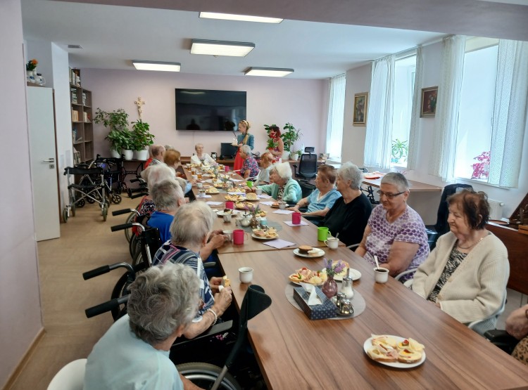 Oslava narozenin paní Stáni Tlčimukové v Centru sociálních služeb Emausy