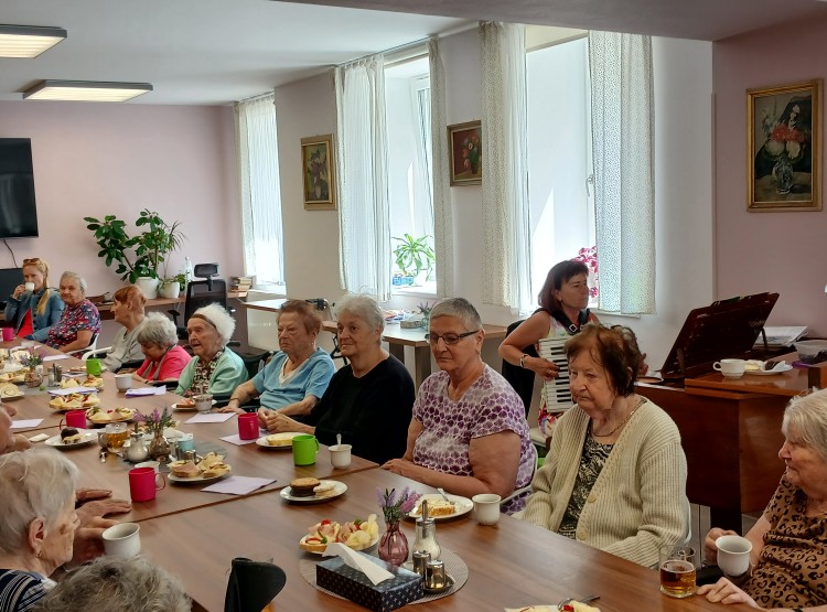 Oslava narozenin paní Stáni Tlčimukové v Centru sociálních služeb Emausy