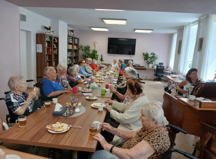 Oslava narozenin paní Stáni Tlčimukové v Centru sociálních služeb Emausy