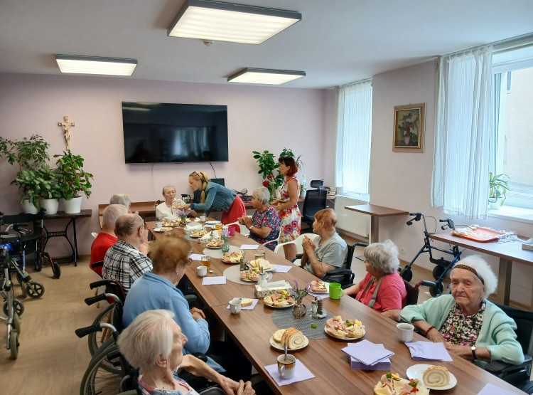 Oslava narozenin paní Stáni Tlčimukové v Centru sociálních služeb Emausy