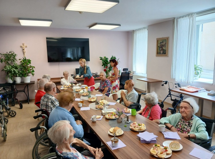 Oslava narozenin paní Stáni Tlčimukové v Centru sociálních služeb Emausy