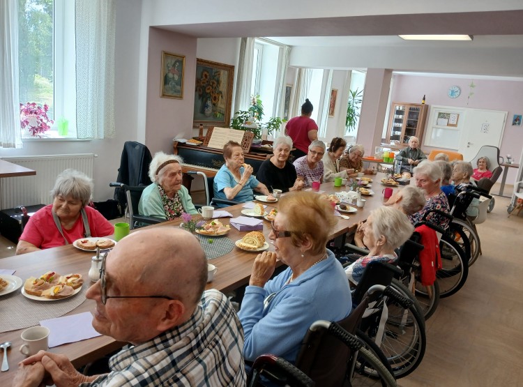 Oslava narozenin paní Stáni Tlčimukové v Centru sociálních služeb Emausy