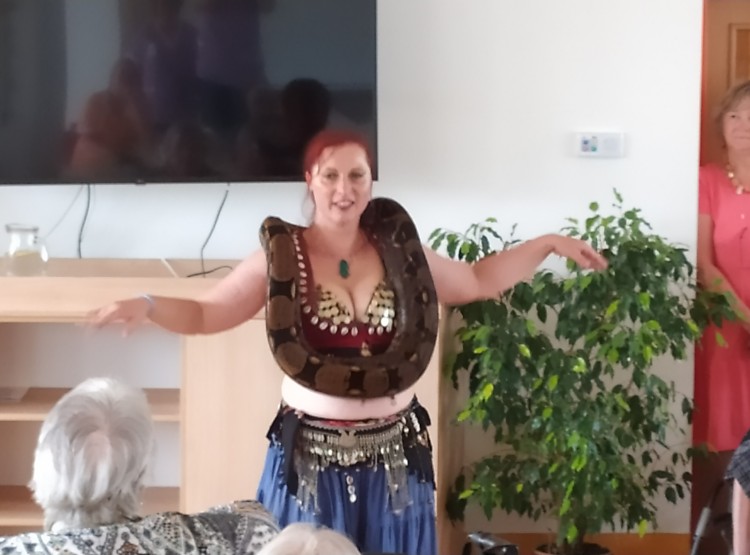 Návštěva tanečnice Gaji s hady v Domově pro seniory Vysoké Mýto