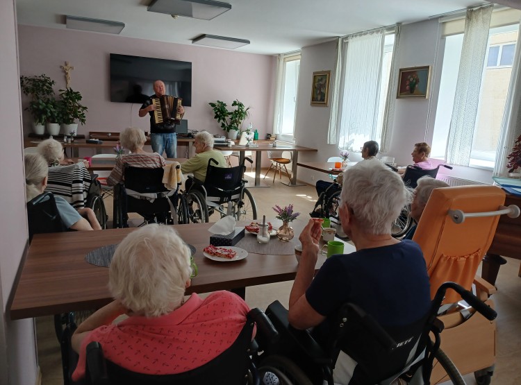 Setkání s harmonikou v Centru sociálních služeb Emausy