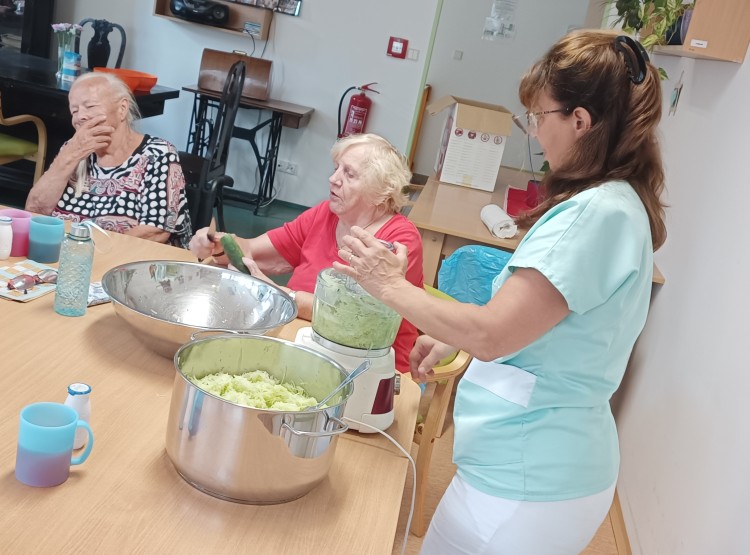 Příprava okurkového salátu v Centru sociálních služeb Domus