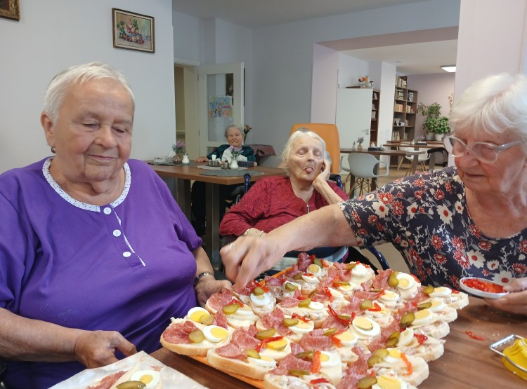 Narozeninová oslava paní Hany Šalkové v Centru sociálních služeb Emausy