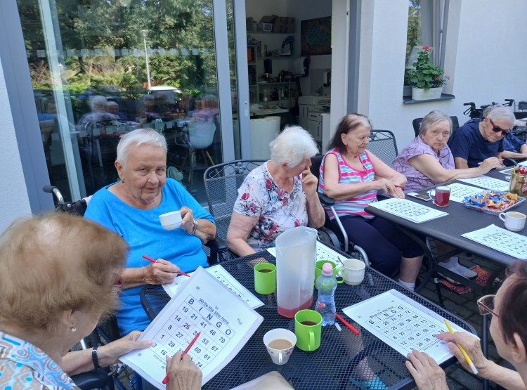 Bingo, reminiscence a milá seznamovací návštěva v Centru sociálních služeb Emausy