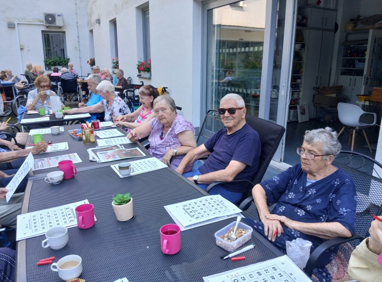 Bingo, reminiscence a milá seznamovací návštěva v Centru sociálních služeb Emausy