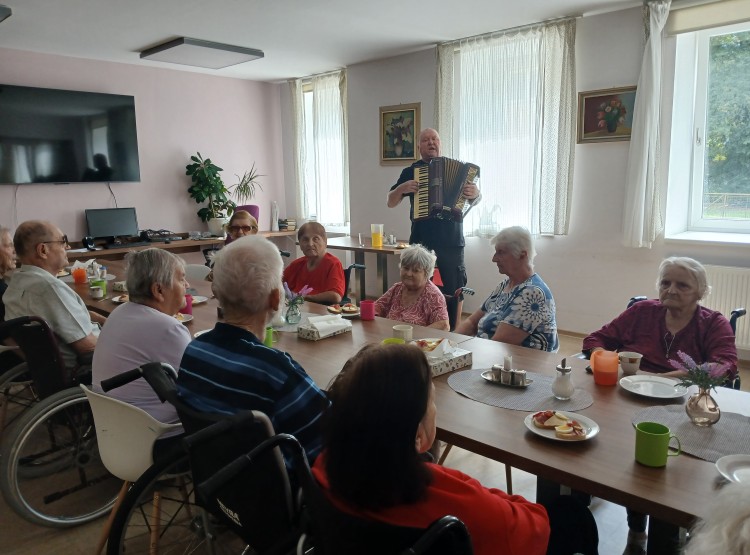 Narozeninová oslava paní Hany Šalkové v Centru sociálních služeb Emausy