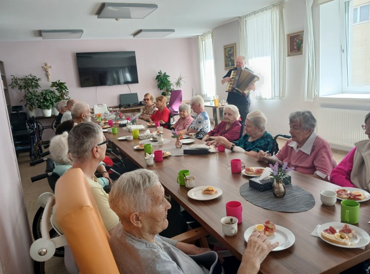 Narozeninová oslava paní Hany Šalkové v Centru sociálních služeb Emausy