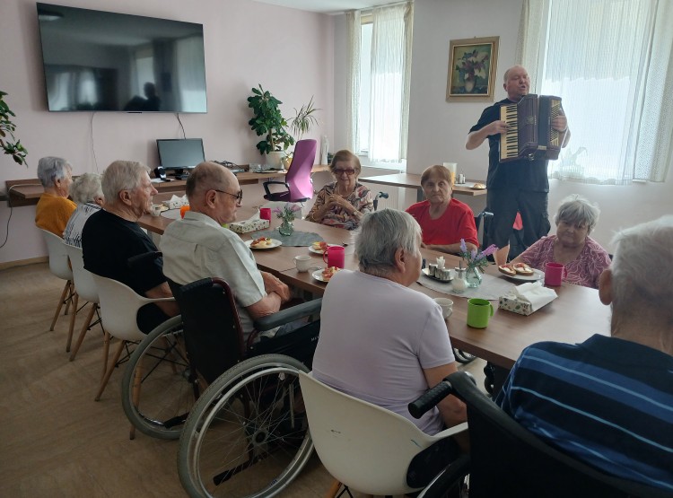 Narozeninová oslava paní Hany Šalkové v Centru sociálních služeb Emausy