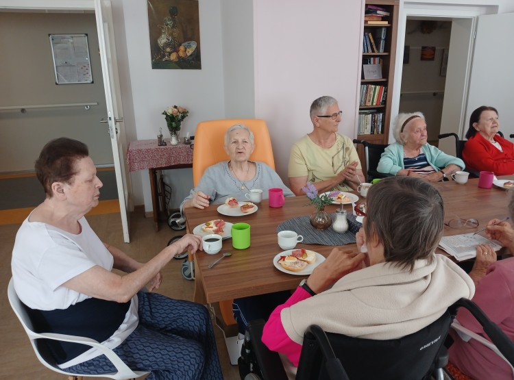 Narozeninová oslava paní Hany Šalkové v Centru sociálních služeb Emausy