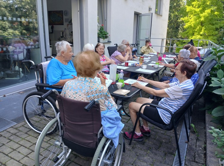 Bingo, reminiscence a milá seznamovací návštěva v Centru sociálních služeb Emausy