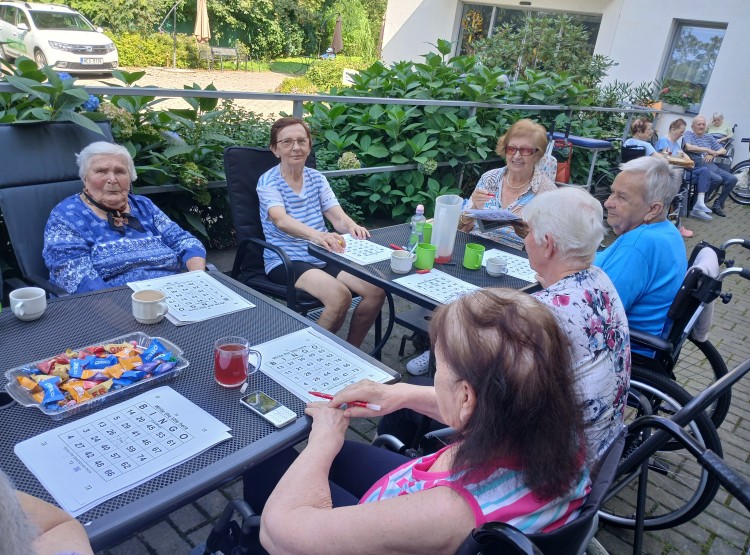 Bingo, reminiscence a milá seznamovací návštěva v Centru sociálních služeb Emausy