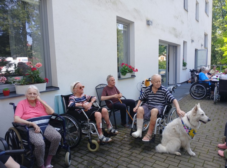 Bingo, reminiscence a milá seznamovací návštěva v Centru sociálních služeb Emausy