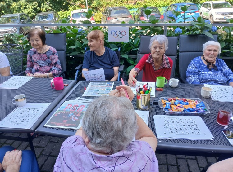 Bingo, reminiscence a milá seznamovací návštěva v Centru sociálních služeb Emausy