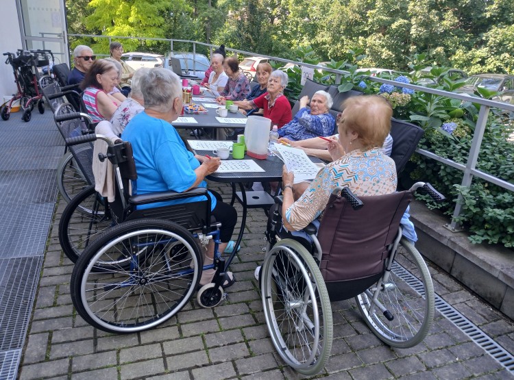 Bingo, reminiscence a milá seznamovací návštěva v Centru sociálních služeb Emausy