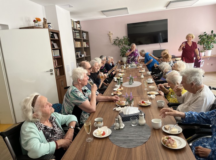 Narozeninová oslava paní Heleny Hegedüšové v Centru sociálních služeb Emausy