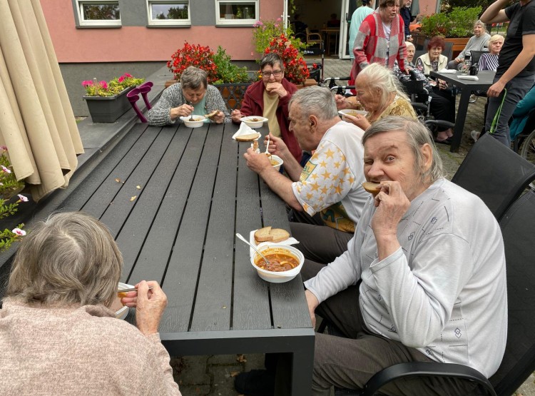 Příprava guláše v Centru sociálních služeb Domus