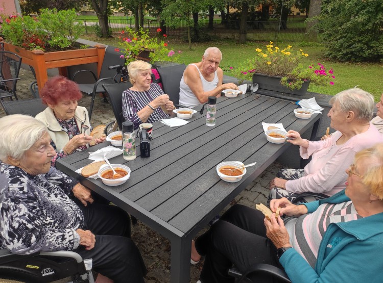 Příprava guláše v Centru sociálních služeb Domus