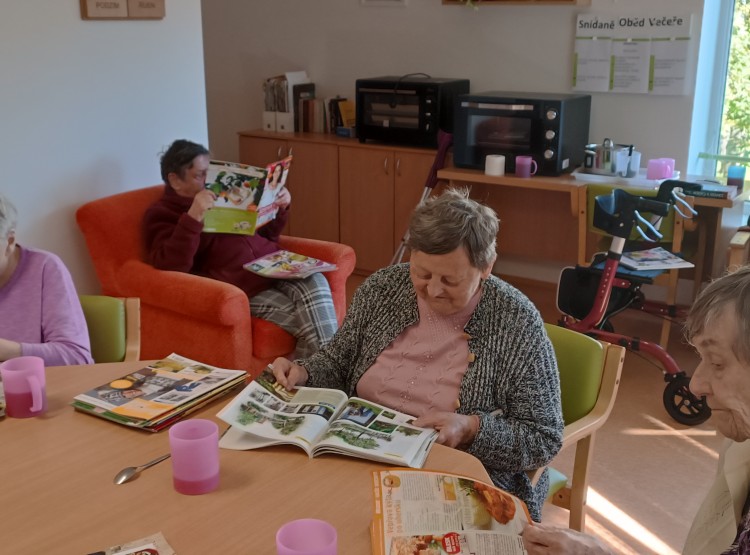 Prohlížení časopisů v Centru sociálních služeb Domus