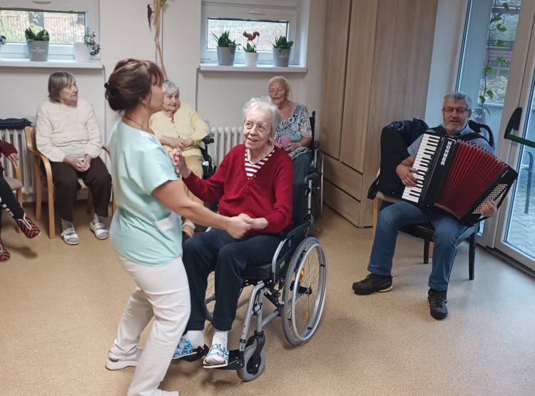 Posezení s harmonikou v Centru sociálních služeb Domus