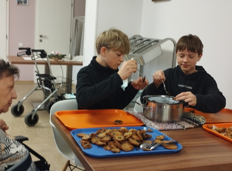 Návštěva studentů Česko-anglického gymnázia v Centru sociálních služeb Emausy