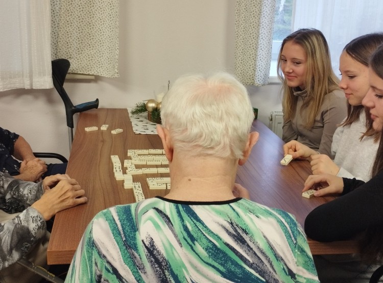 Návštěva studentů Česko-anglického gymnázia v Centru sociálních služeb Emausy