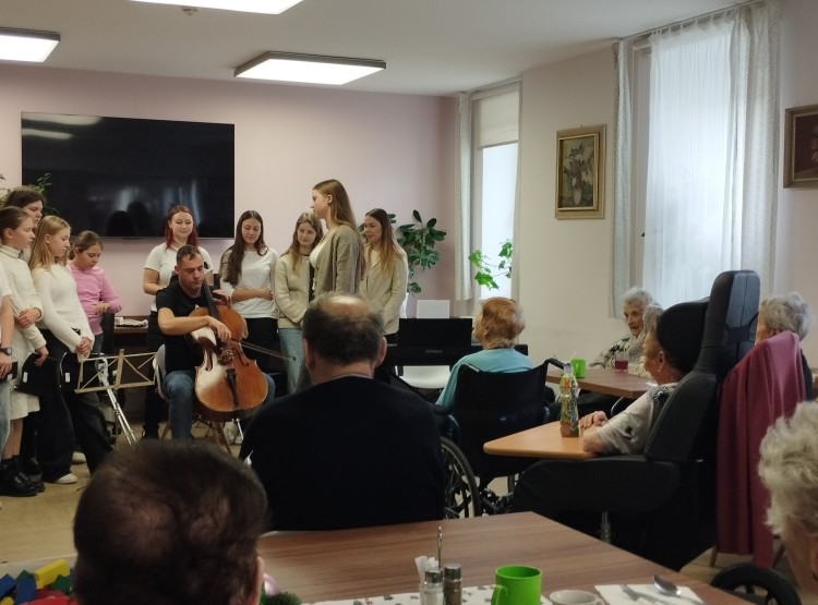 Zpívání se studenty Česko-anglického gymnázia v Centru sociálních služeb Emausy