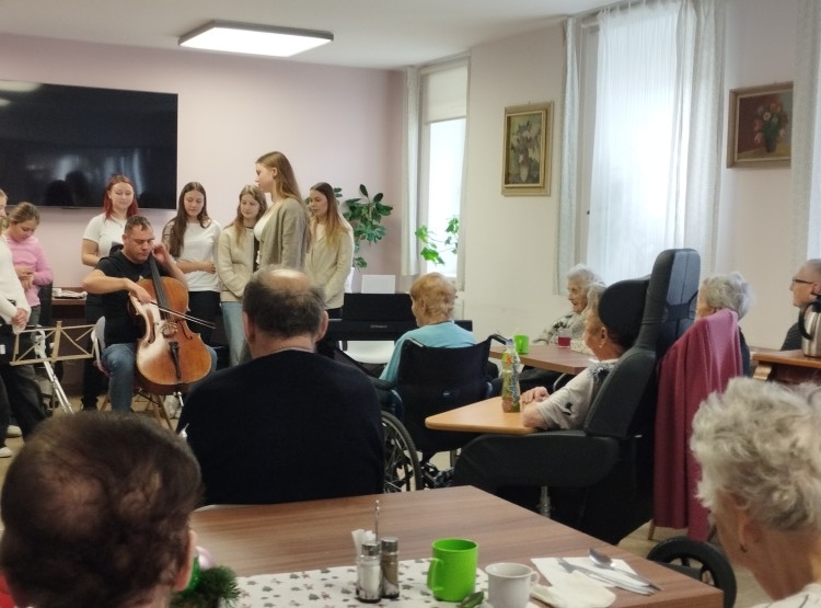 Zpívání se studenty Česko-anglického gymnázia v Centru sociálních služeb Emausy