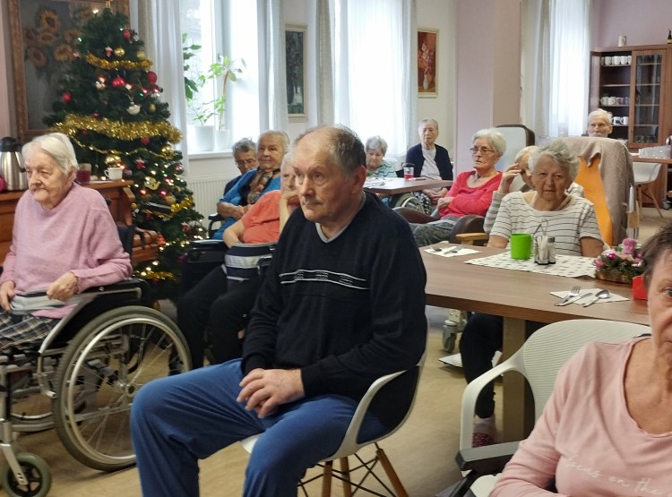 Zpívání se studenty Česko-anglického gymnázia v Centru sociálních služeb Emausy