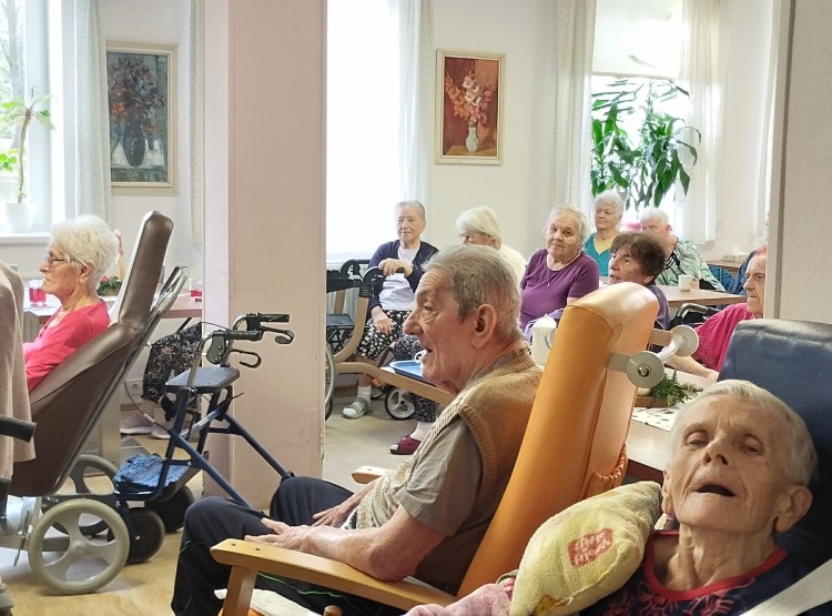 Zpívání se studenty Česko-anglického gymnázia v Centru sociálních služeb Emausy