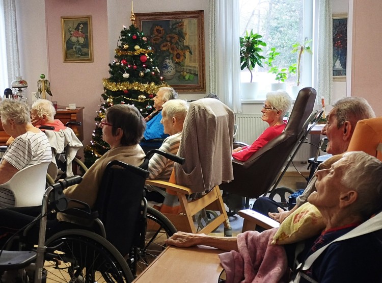 Zpívání se studenty Česko-anglického gymnázia v Centru sociálních služeb Emausy