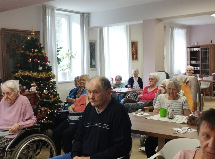 Zpívání se studenty Česko-anglického gymnázia v Centru sociálních služeb Emausy