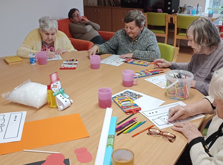 Trénování jemné motoriky v Centru sociálních služeb Domus