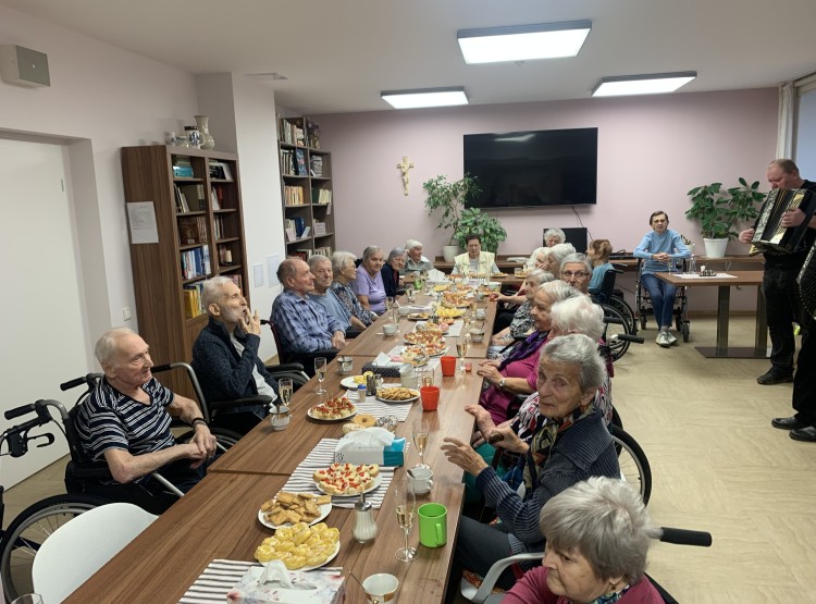 Oslava narozenin paní Daniely Bláhové a Marie Jindrové v Centru sociálních služeb Emausy