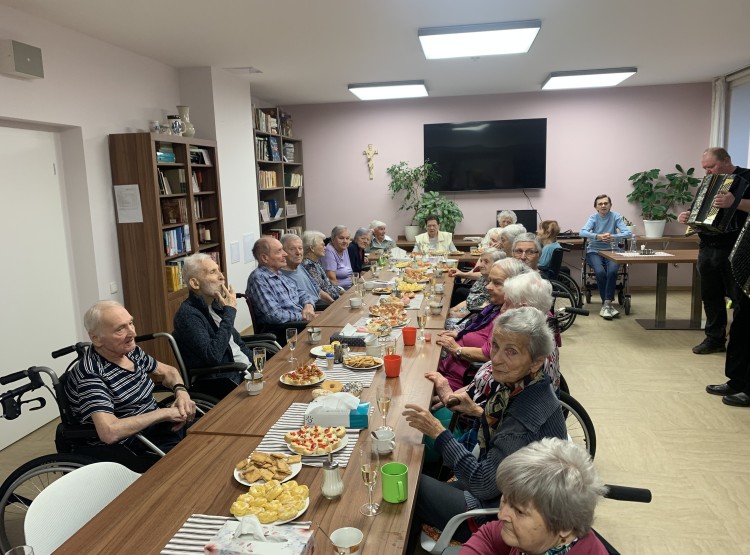 Oslava narozenin paní Daniely Bláhové a Marie Jindrové v Centru sociálních služeb Emausy