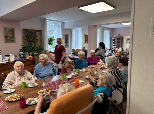 Narozeninová oslava pana Kadlečka v Centru sociálních služeb Emausy