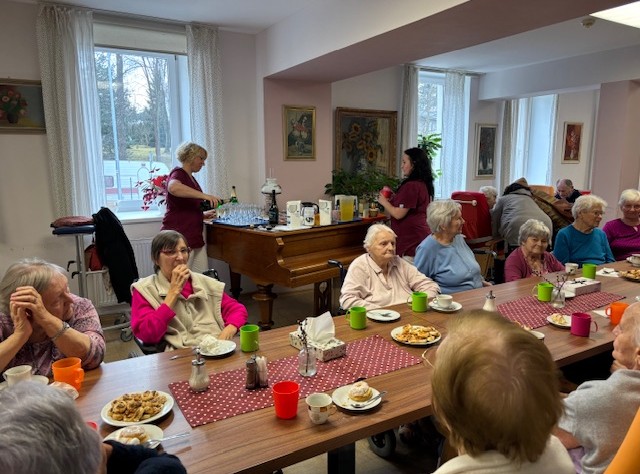 Narozeninová oslava pana Kadlečka v Centru sociálních služeb Emausy