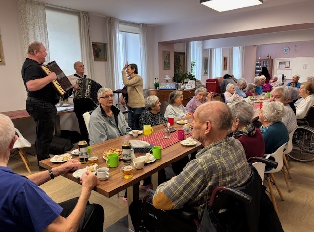 Narozeninová oslava pana Kadlečka v Centru sociálních služeb Emausy