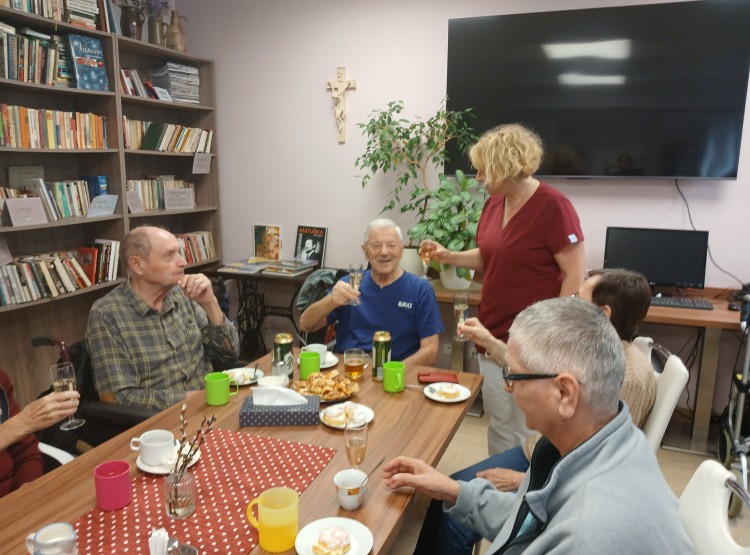 Narozeninová oslava pana Bedřicha Kadlečka v Centru sociálních služeb Emausy